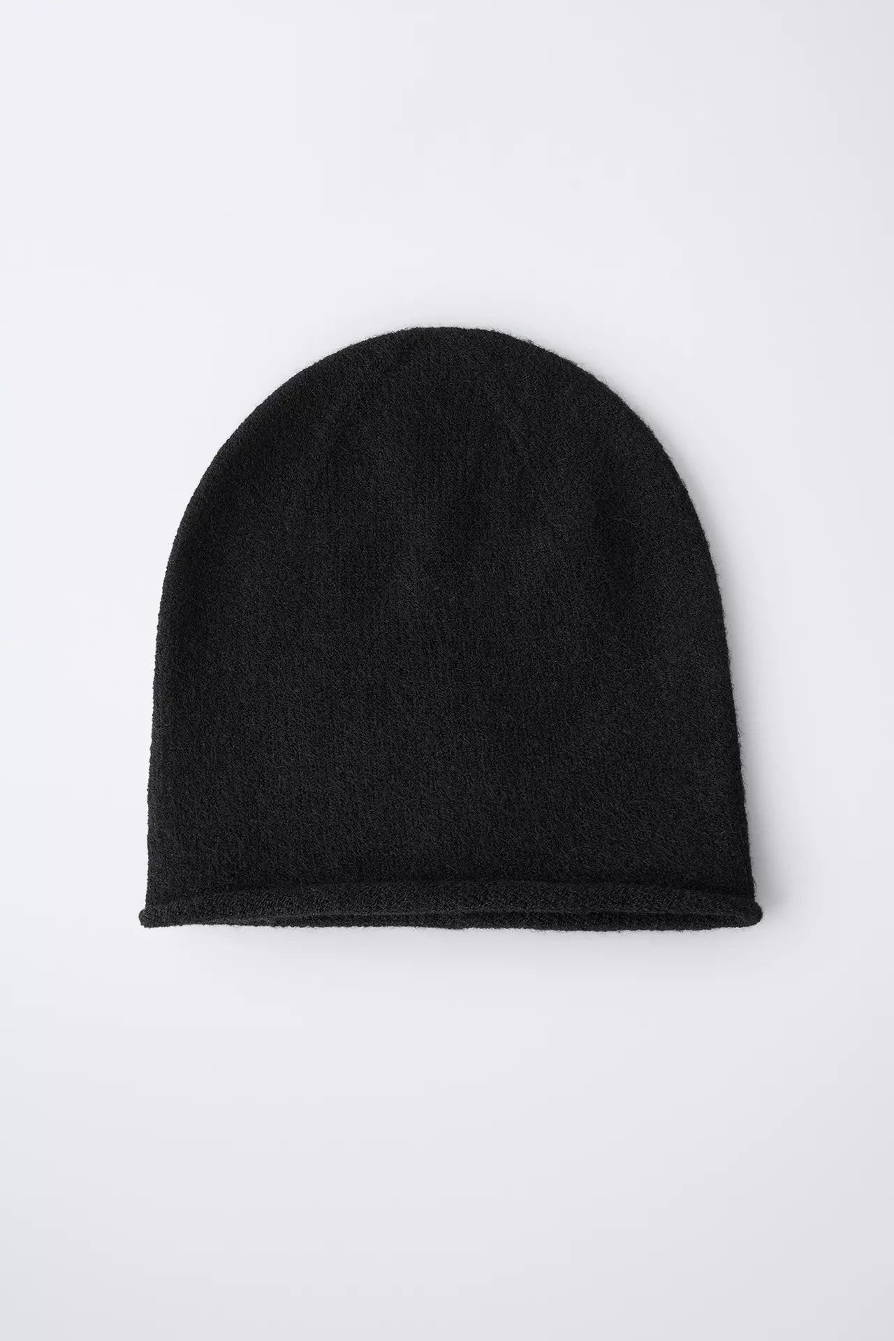 ESSENTIAL KNIT BEANIE - BLACK