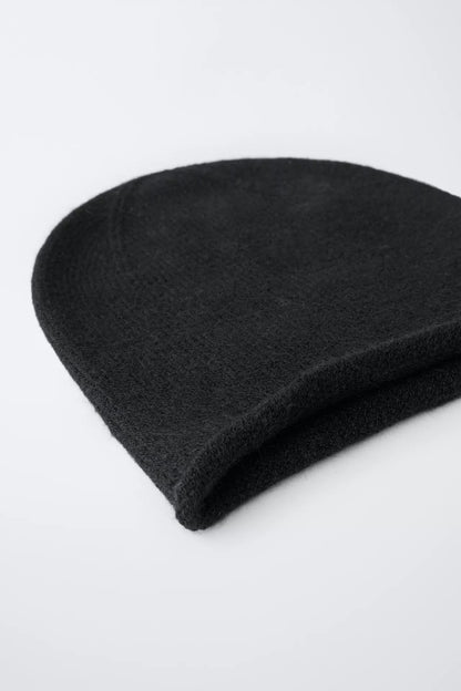 ESSENTIAL KNIT BEANIE - BLACK