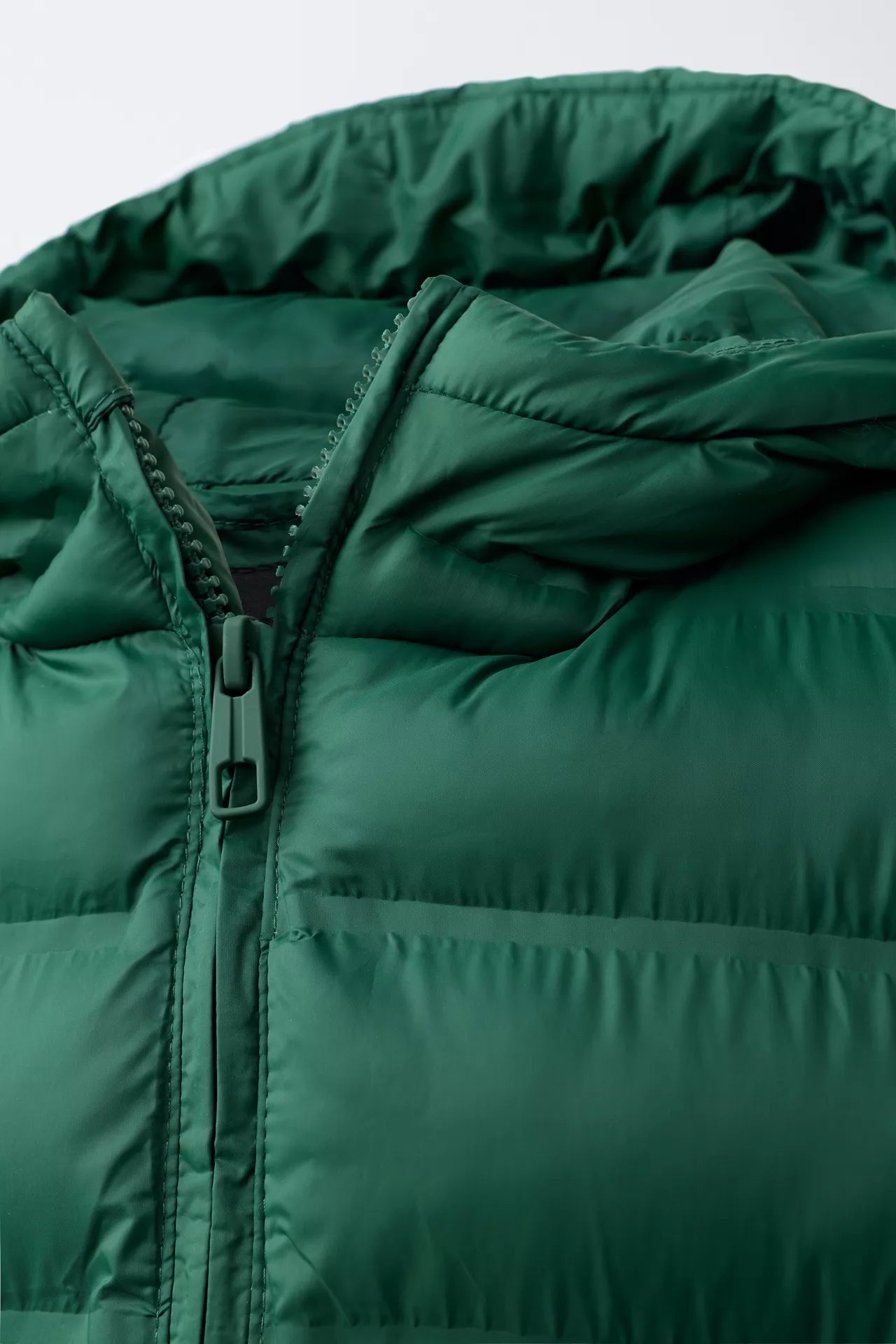 ESSENTIAL GILET - FOREST GREEN