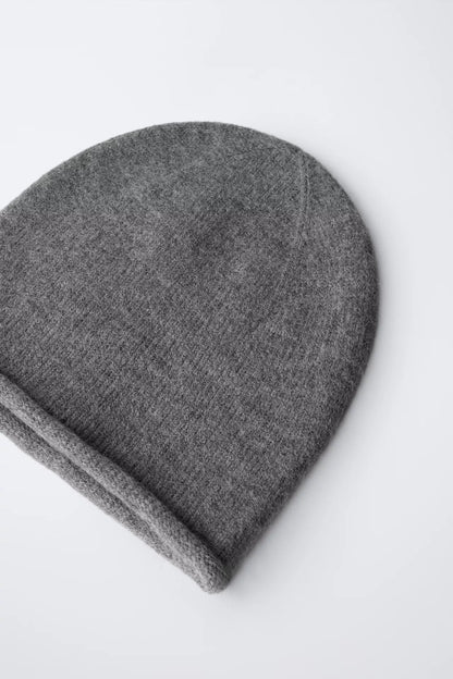 ESSENTIAL KNIT BEANIE - GREY