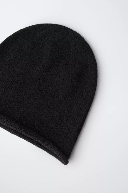 ESSENTIAL KNIT BEANIE - BLACK