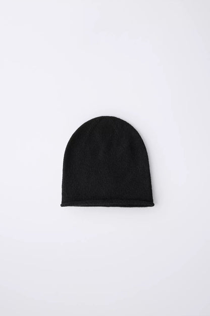 ESSENTIAL KNIT BEANIE - BLACK