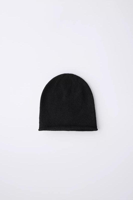 ESSENTIAL KNIT BEANIE - BLACK