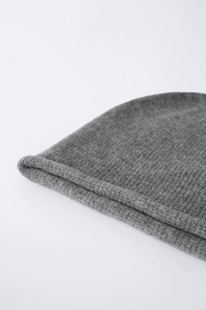ESSENTIAL KNIT BEANIE - GREY