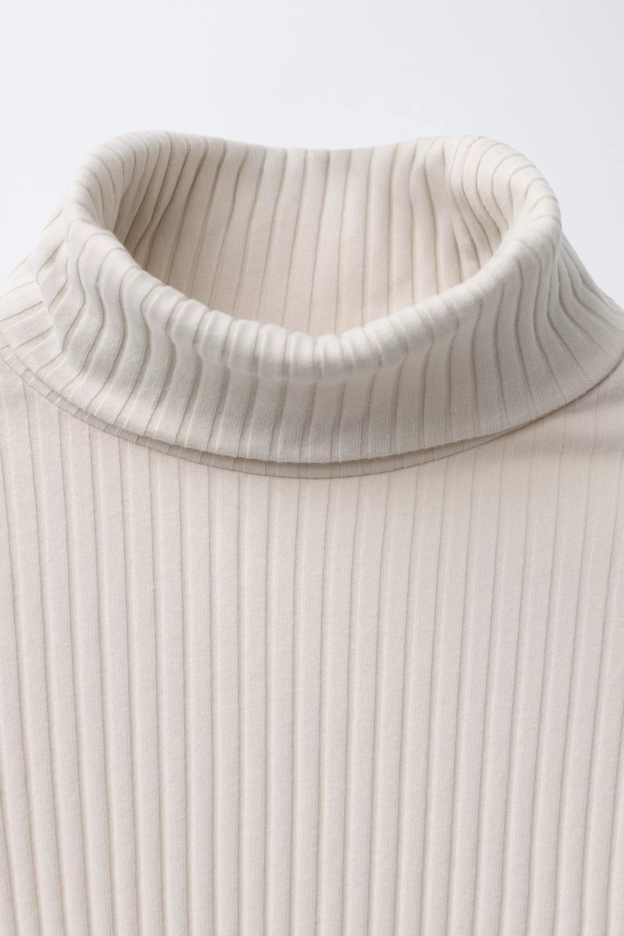 ESSENTIAL RIBBED TURTLE NECK - BEIGE